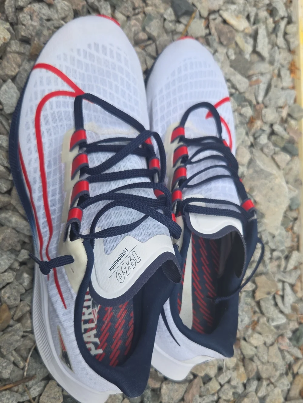 Nike Men's Athletic Running Shoes White with Red and Navy